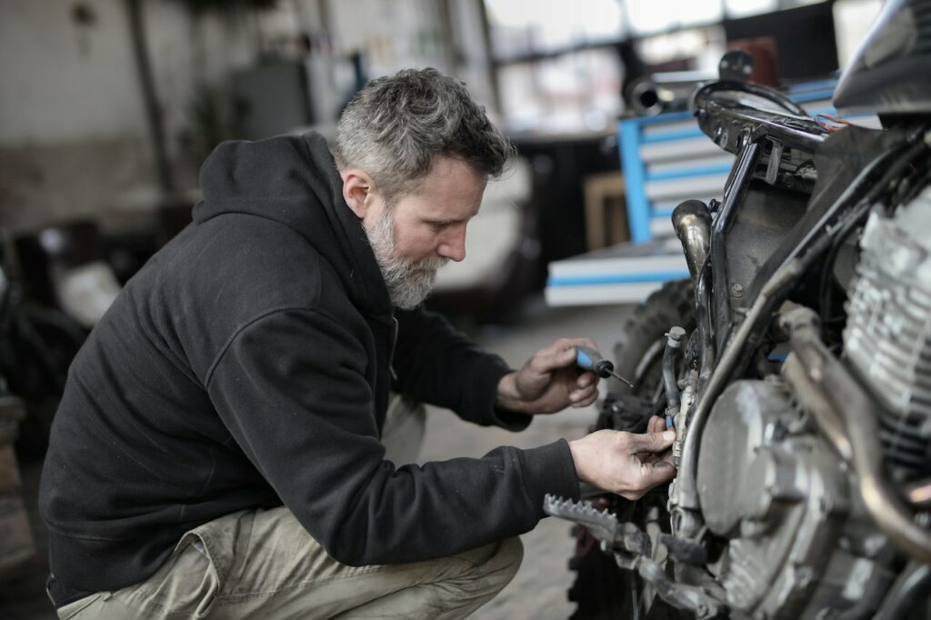 Ein Mann arbeitet an einem Motorrad